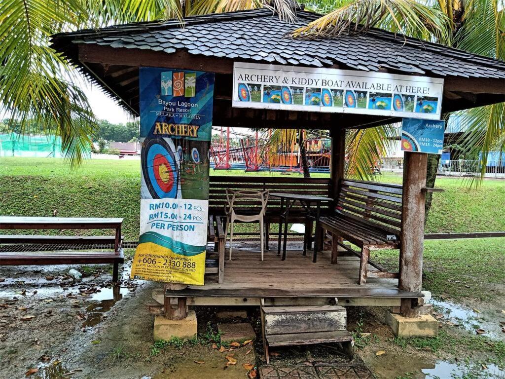 Melaka Top Largest Waterpark Resort - By Youbnb Homestay Melaka Bagian luar foto