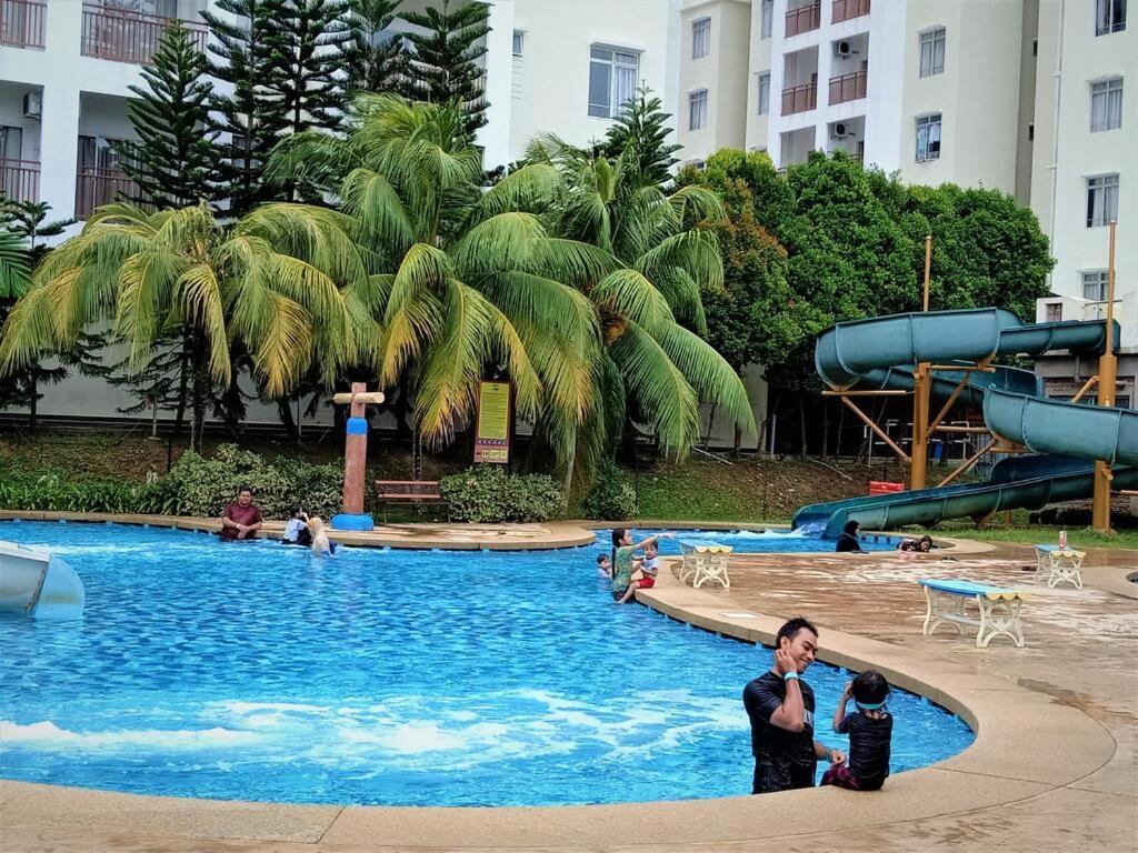 Melaka Top Largest Waterpark Resort - By Youbnb Homestay Melaka Bagian luar foto