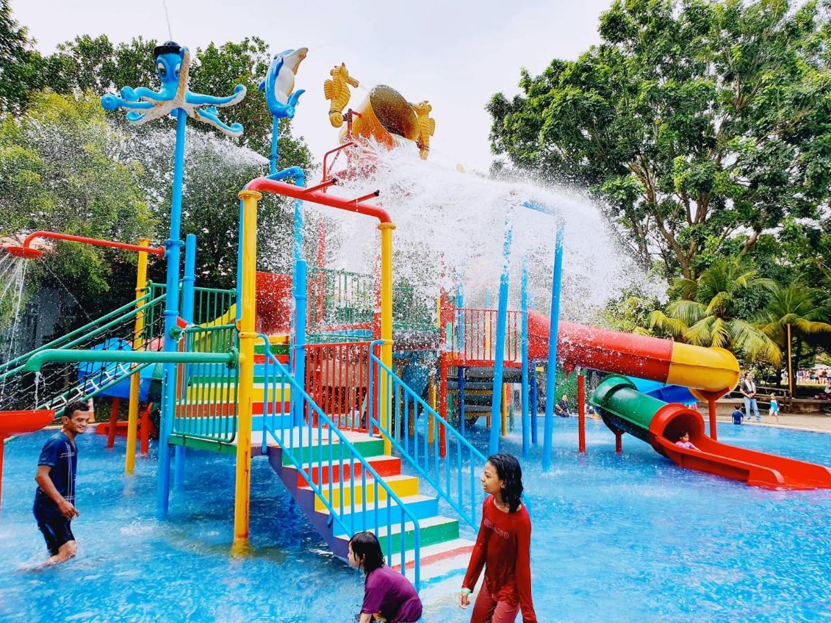 Melaka Top Largest Waterpark Resort - By Youbnb Homestay Melaka Bagian luar foto