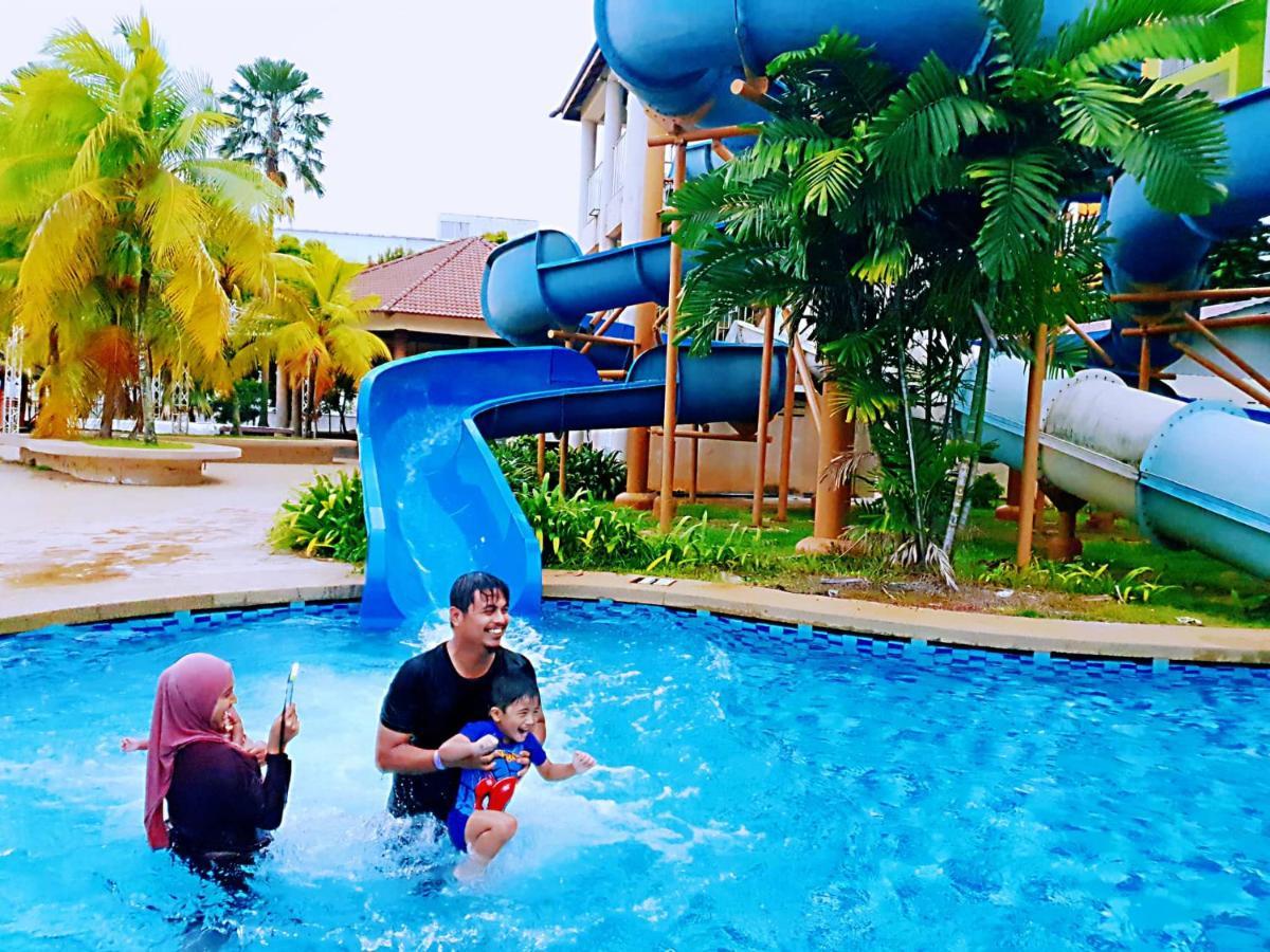 Melaka Top Largest Waterpark Resort - By Youbnb Homestay Melaka Bagian luar foto