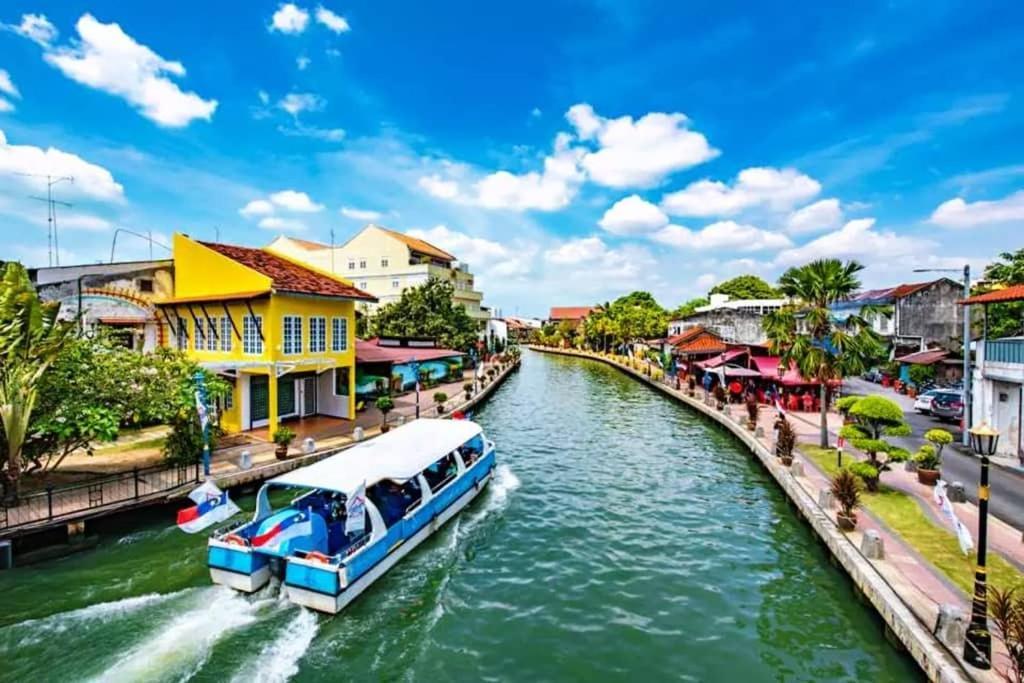 Melaka Top Largest Waterpark Resort - By Youbnb Homestay Melaka Bagian luar foto