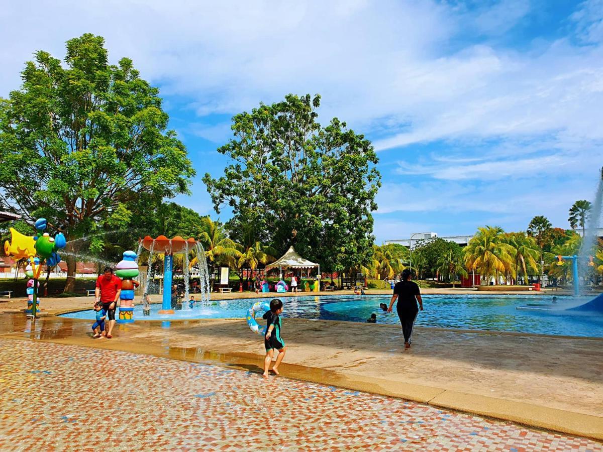 Melaka Top Largest Waterpark Resort - By Youbnb Homestay Melaka Bagian luar foto