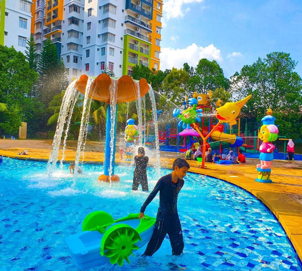 Melaka Top Largest Waterpark Resort - By Youbnb Homestay Melaka Bagian luar foto
