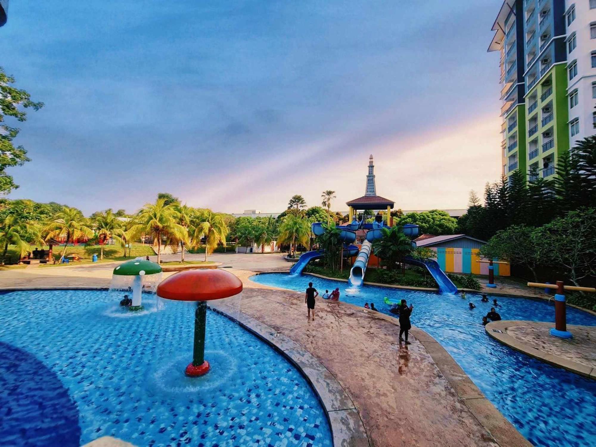 Melaka Top Largest Waterpark Resort - By Youbnb Homestay Melaka Bagian luar foto